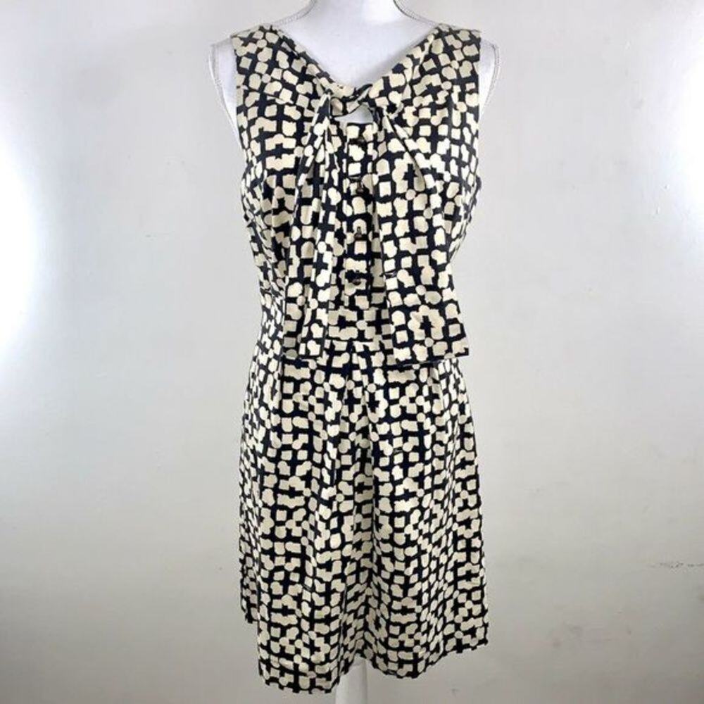 TRINA‎ TURK Tie Collar Dress Size 4 Grey Cream Pleated Classic Button Print